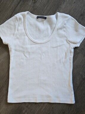 Brandy Melville White Ribbed Baby Tee – One Size